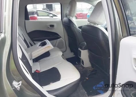 2018 Jeep Compass Latitude 4X4 z USA, uszkodzony, nr VIN 3C4NJDBB7JT176752